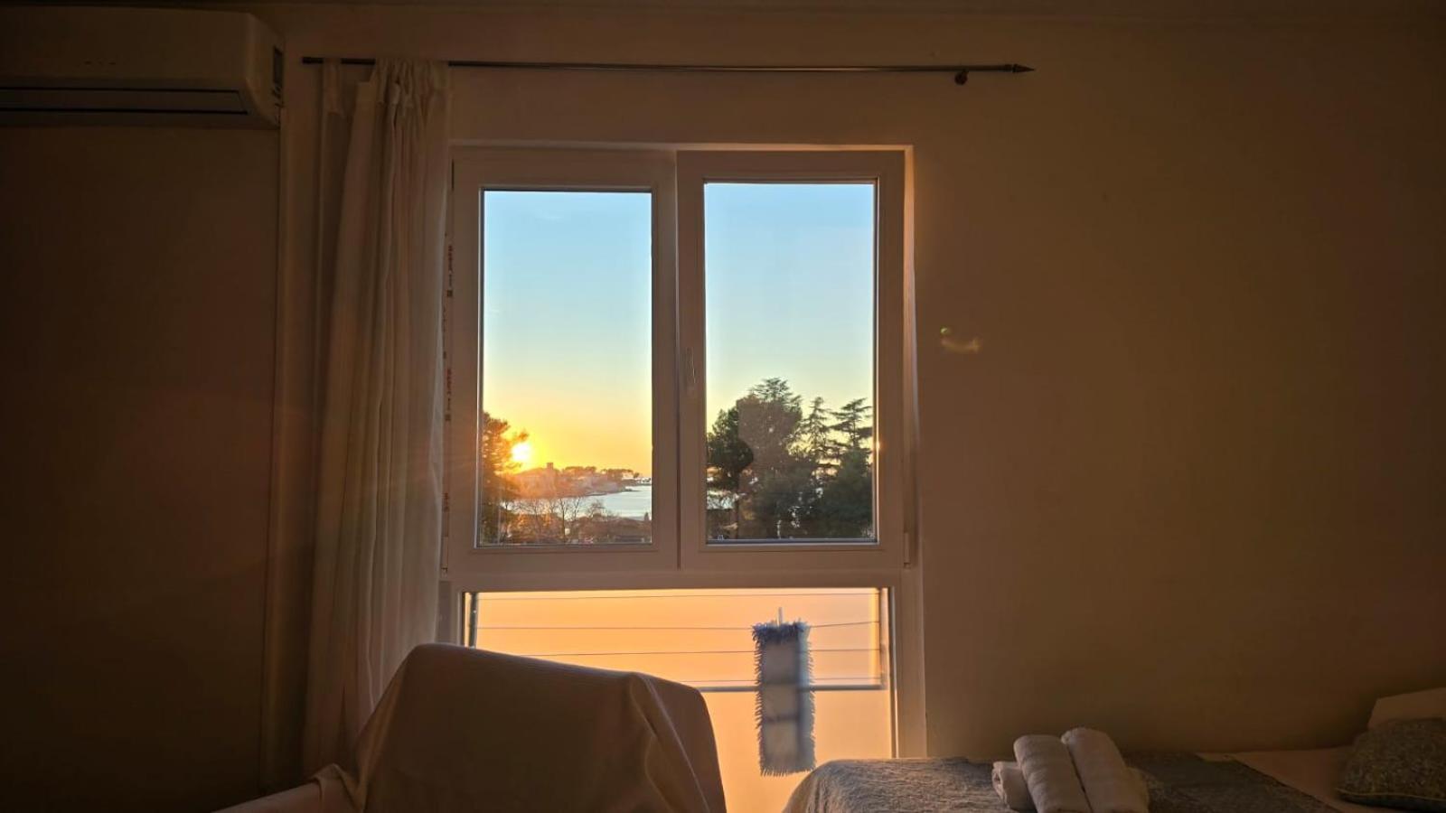 Studio Apartment Ljubica For 2 Persons 150M From The Beach Poreč Exterior foto